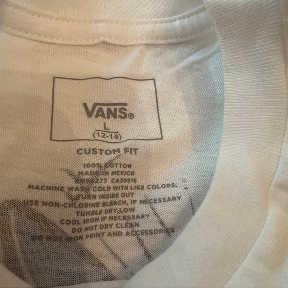 NWOT VANS OFF THE WALL Youth L 12-14
SHARK T-shirt - Picture 4 of 9